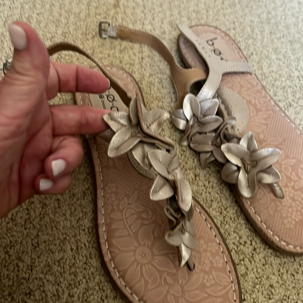 Born leather flip flop type sandals size 10 gold EUC worn once